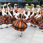 Baltijos šalių suknelių mada: subtilus stilius ir etninės gijos